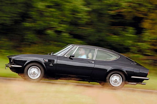 В средата на 60-те години Ferrari сключва производствено споразумение с Fiat за доставка на 500 „Dino“ V6 двигателя, което позволява на агрегата да бъде хомологиран за състезания във Формула 2.

Fiat замисля два модела Dino, които да бъдат задвижвани от новия 2-литров двигател. Единият е Spider, проектиран от Pininfarina, а Coupé - от Bertone.

Въпреки че е по-тежък и по-малко пъргав, с по-дълго междуосие, четириместното купе на Bertone се оказа по-популярният модел. Може би най-известен днес с главната си роля като колата на мафията във филма The Italian Job, Dino Coupé (и Spider) получаа по-голям 2,4-литров двигател през 1969 година. Плюс напълно независимо задно окачване, извлечено от модела 130 на Fiat.